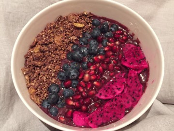 Superfood Snack: Açai Bowl mit Topping nach Gusto
